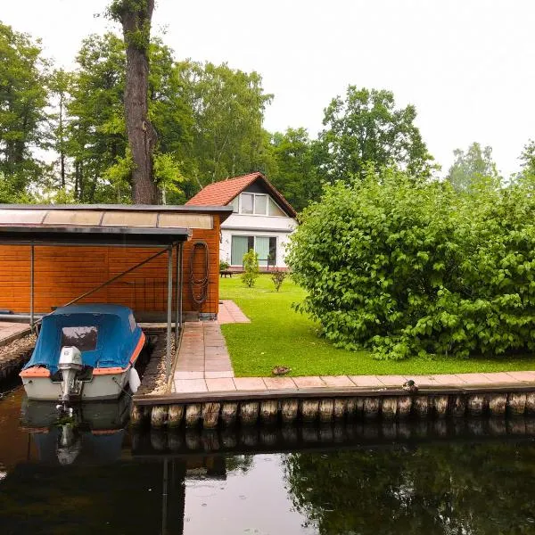 Ferienhaus direkt an der Spree mit Whirlpool und Sauna, hotel in Berlin