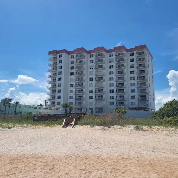 Updated Oceanfront Condo! Come Relax by the Sea!, hotell i Ormond Beach