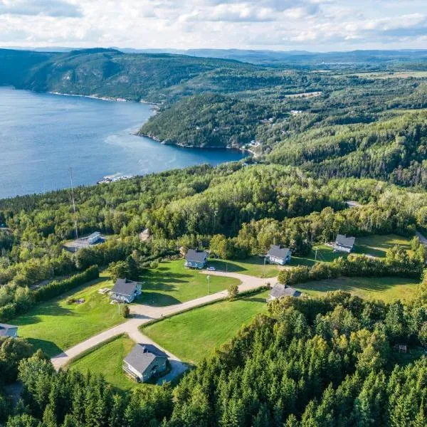 MontFJORD - Chalets, vue spectaculaire et SPA. ChantaFJORD #4, ξενοδοχείο σε Petit-Saguenay