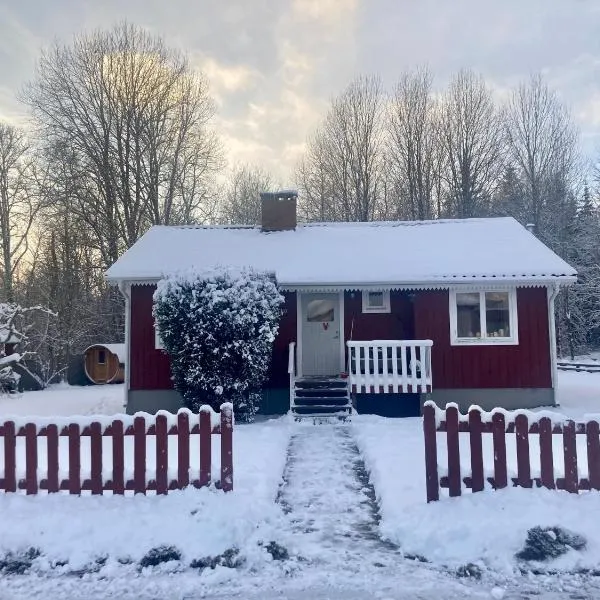 TROLLEBO günstig gelegene renovierte Stuga mit Sauna und 250 Mbs Glasfaser, hotel in Långasjö