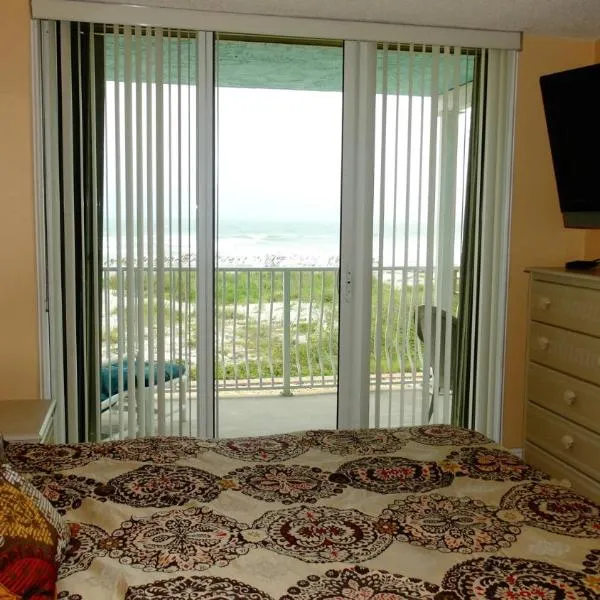 Ocean Beach Villas Unit 203- Direct Oceanfront Condo!, hotel en Cocoa Beach