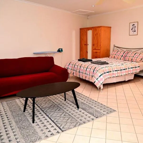 Spacious studio in AliceSprings QueenBed+KSAirbed, hotel en Alice Springs