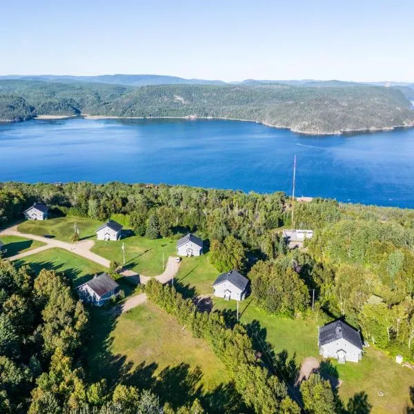 MontFJORD - Chalets, SPA et vue - ChantaFJORD #1, hotel di Petit-Saguenay