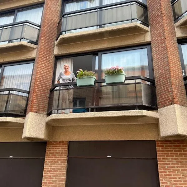 Appart sympa 6p avec garage et terrasse ensoleillée et spacieuse à 25m de la Mer Westende, hotel a Middelkerke