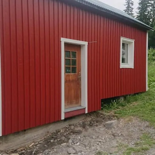 Nyrenoverad charmig gäststuga med sovloft i Järpen, hotel in Järpen