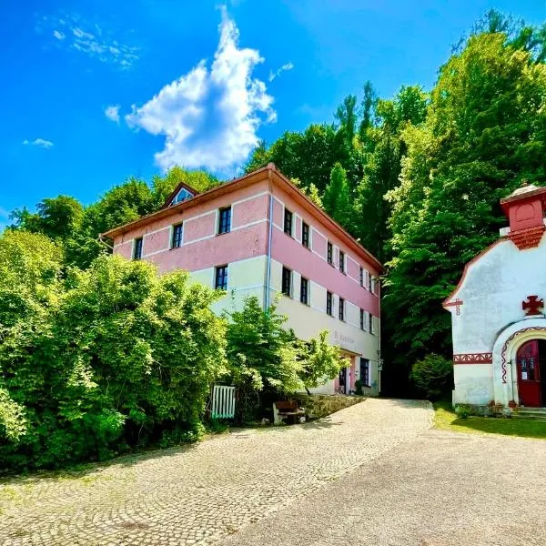 HARABURDI® Recyclart Hotel, hotel en Rychnov nad Kněžnou