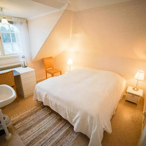 Liljeholmen Herrgård Hostel، فندق في Bestorp