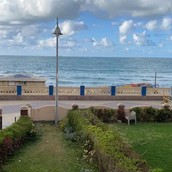 Renovated super Lux Apartment Chalet Direct sea view 2 bed rooms Al Mamourah شاليه الترا لوكس شاطىء المعموره دور اول على البحر مباشره مع كارنيهات الدخول طوال السنه و الشاطىء الخاص من اول مايو لنهايه اكتوبر للعائلات فقط, hotell i Alexandria