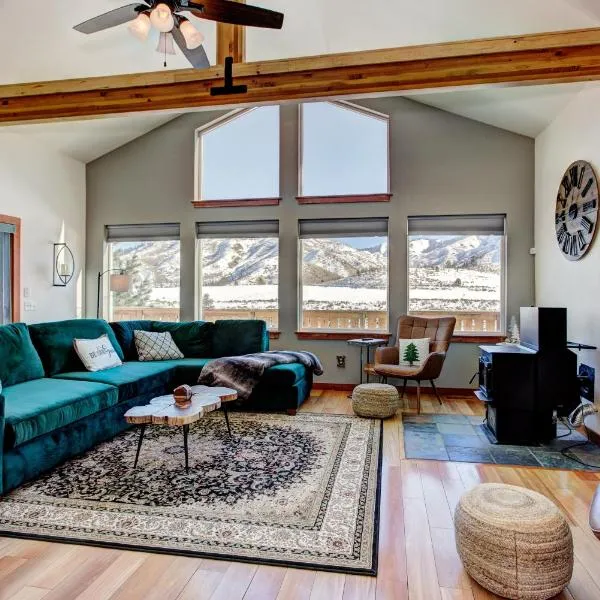 Twin Pines Cabin in Wilderness Ranch on Hwy 21, AMAZING Views, 20 ft ceilings, fully fenced yard, pet friendly, , Go paddle boarding at Lucky Peak, or snowshoeing in Idaho City and take in the hot springs, sleeps 10!, hotel u gradu Bojsi