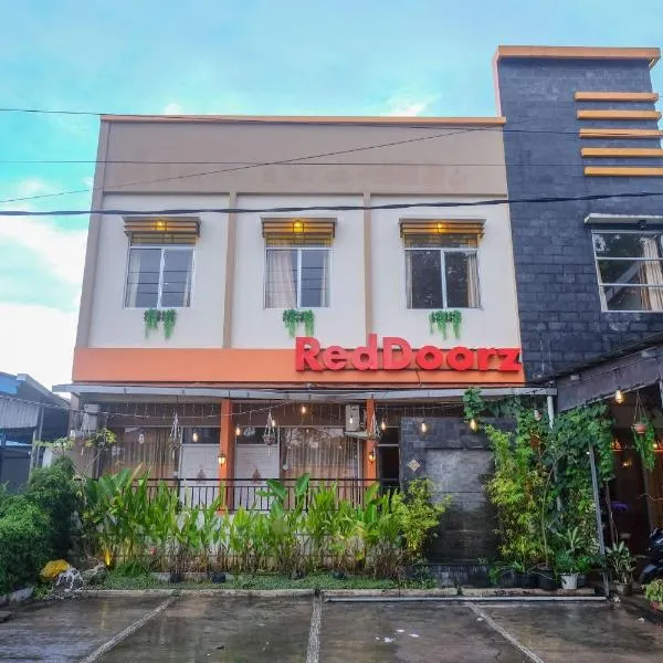 RedDoorz near Jalan Wolter Monginsidi Manado, hotel v destinaci Manado