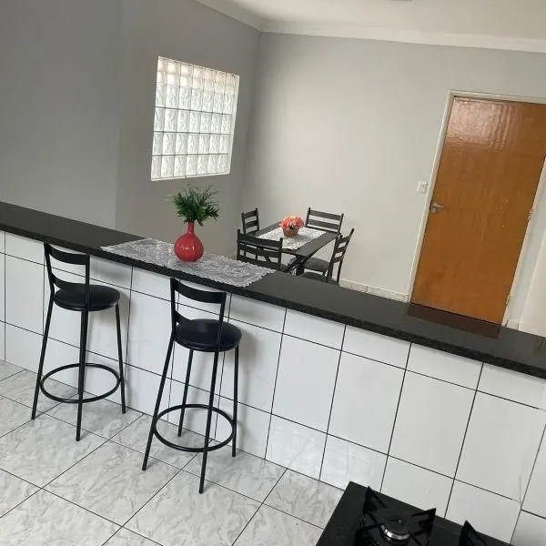 Apartamento amplo, confortável e equipado - Apt 101, hotel din Anápolis