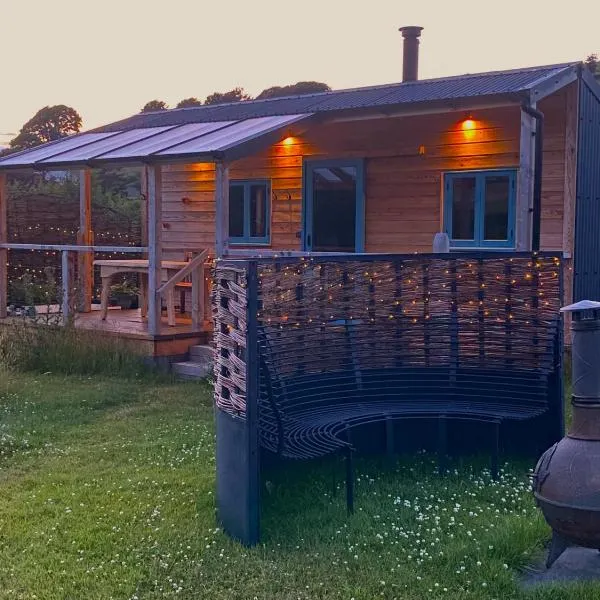 Dôl Swynol Glamping Luxury cabin with outdoor bath: Aberystwyth şehrinde bir otel