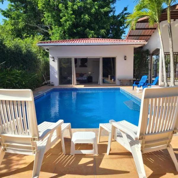 Pool House with Shared Pool Access, hotel en La Barqueta