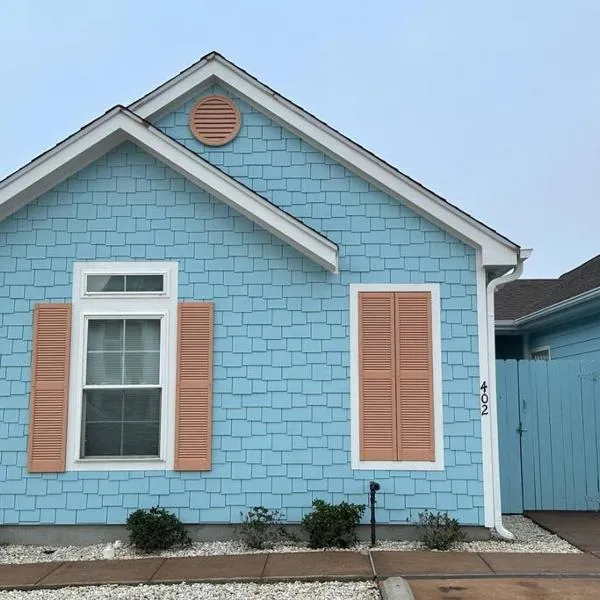 Barefoot Bungalow - Pet Friendly- 2 Bdrm Townhome, hotell i Corpus Christi