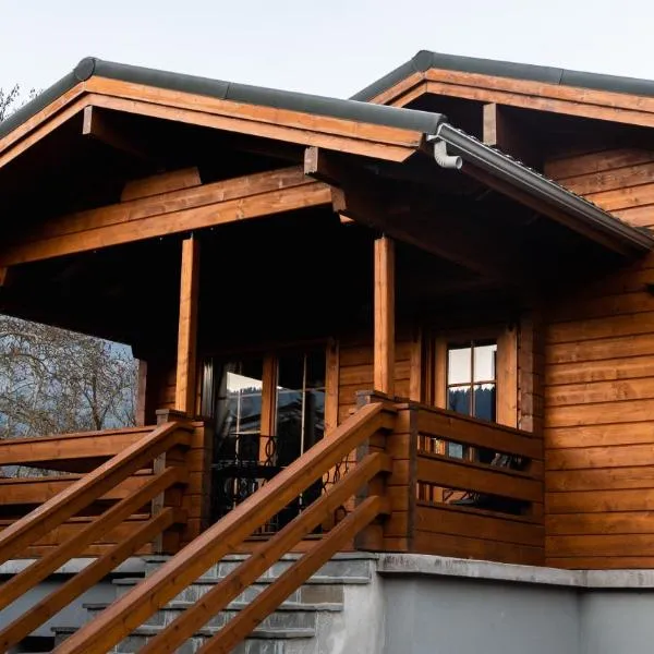 Riverside Forest Retreat-Chalet, hotel i Karpenision