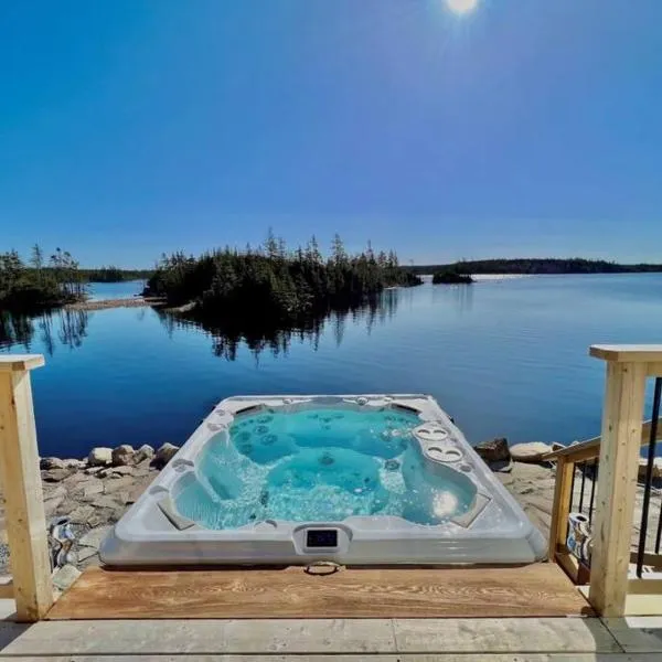 Sable Point Cottage (Lakeside 7-Person Hot Tub & Outdoor Shower), hotel di Grand River