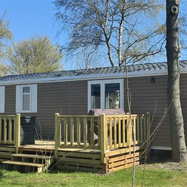 Bj Chalets - De Rug 3 - Vakantiepark Lauwersoog - Luxe chalet MET vaatwasser en inloopkast! Vroege incheck! MET AIRCO!、ラウエルウオーフのホテル