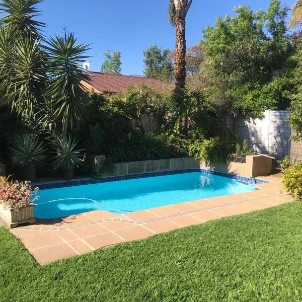 Family home in Stellenbosch, отель в Стелленбосе