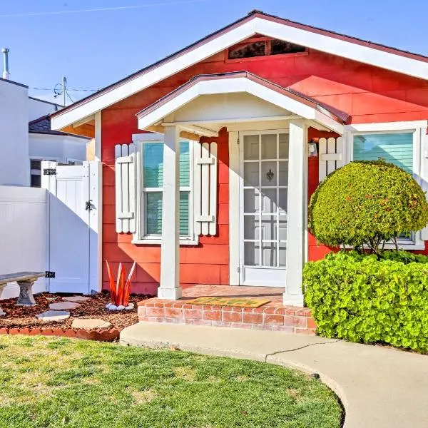 로스앤젤레스에 위치한 호텔 Colorful Long Beach Bungalow with Patio and Grill