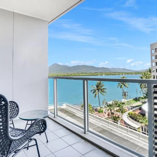 602 Harbour Lights with Ocean Views, hotell i Cairns