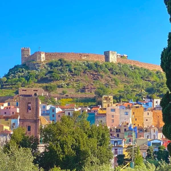 Casa vacanza comoda con vista, hotel en Bosa