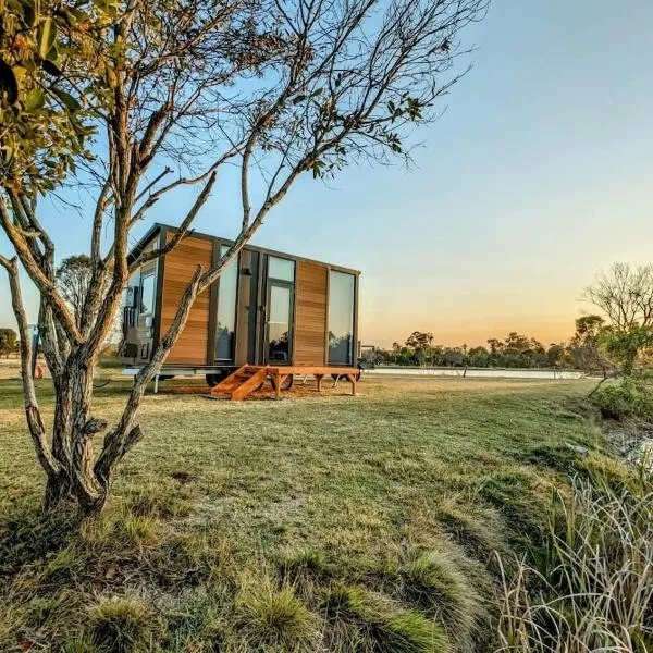 Turtle Island Lakeside Tiny House 2 by Tiny Away, Hotel in Woodgate