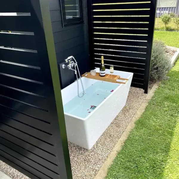 Soul Sanctuary, with outdoor bath, hotel em Raglan