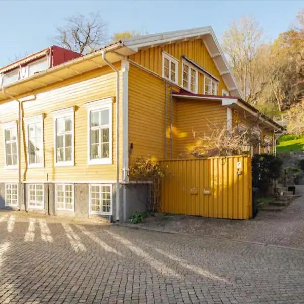 Outstanding apartment close to Gothenburg, хотел в Кунгелв