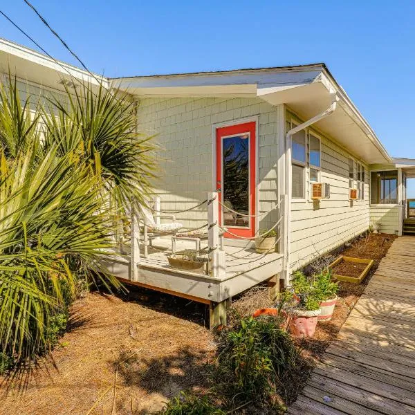 Oceanfront Gem with Rooftop Deck Steps to Sand, hotel v destinácii Topsail Beach