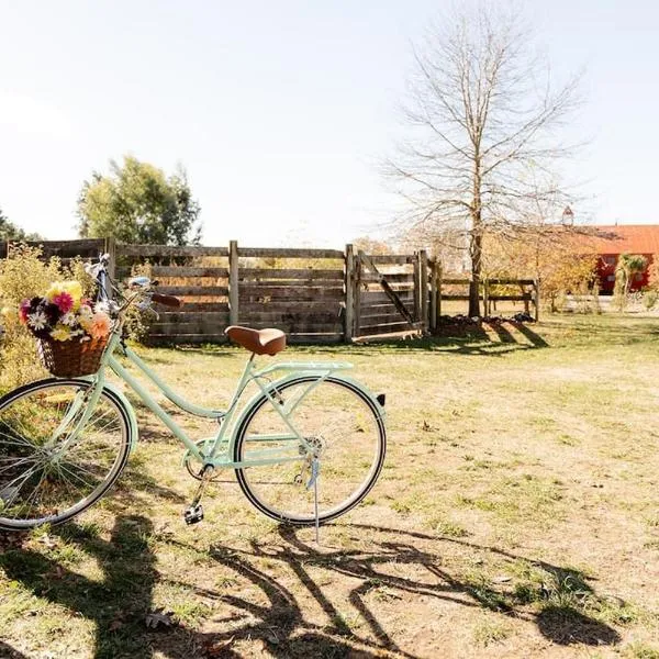 THE STABLES, a self contained farmstay featuring outdoor baths, fireplace & wineries, hotel di Amberley