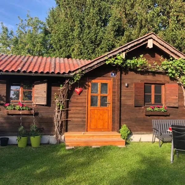 Gemütliche Blockhütte mit großem Garten, hotel v destinácii Ried im Innkreis