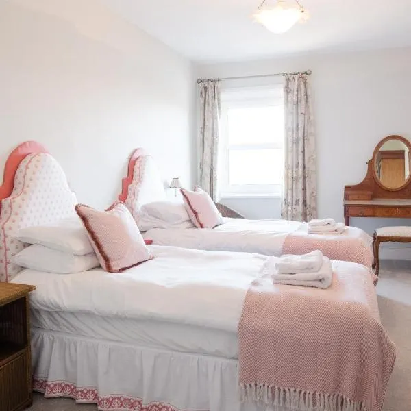 Southsea, Portsmouth - Two Bedroom Apartment - Newly Refurbished Throughout - Treetop Sea Views, khách sạn ở Portsmouth