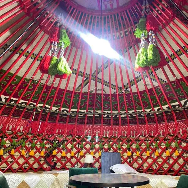 Turan Handmade Yurt with Heated Floors, hotell i Mineralʼnyy Istochnik Altyn-Arasan