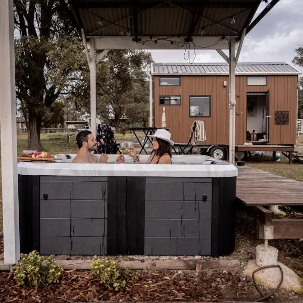 Odyssean Tiny House B by Tiny Away, hotel i Cessnock