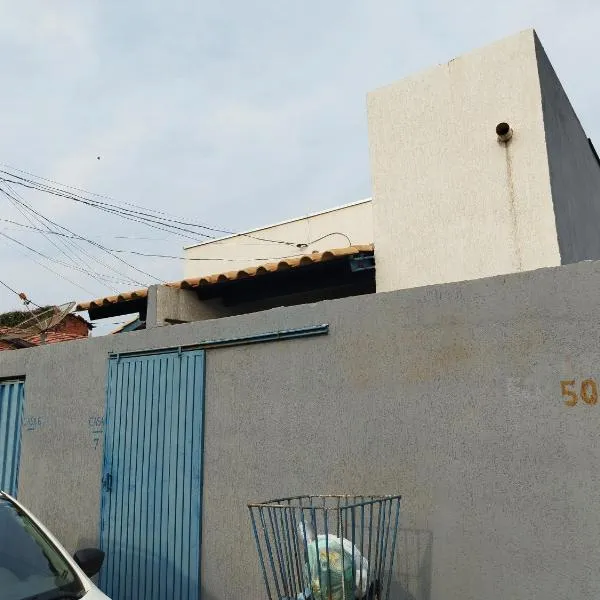 Casa kitnet Próx da Rodoviária c/ suite e ar condicionado entrada individual . Geladeira e cozinha básica. Garagem pra carro.، فندق في بالماس