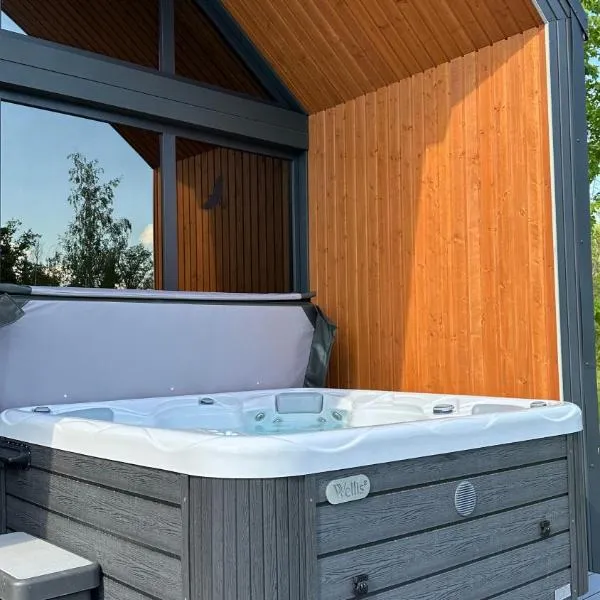 New! Sniegi design cabin with sauna and jacuzzi、Mārcienaのホテル