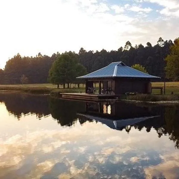 eKuthuleni - Wooden Cabin over the lake, Hotel in Howick