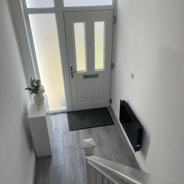 Luxury 3 bedroom house Rainham Essex - Free parking and Wifi, hotel v destinácii Ilford