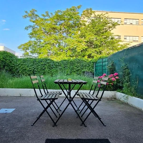 Charmante Maison avec jardin sans vis-à-vis, hotel in Lyon