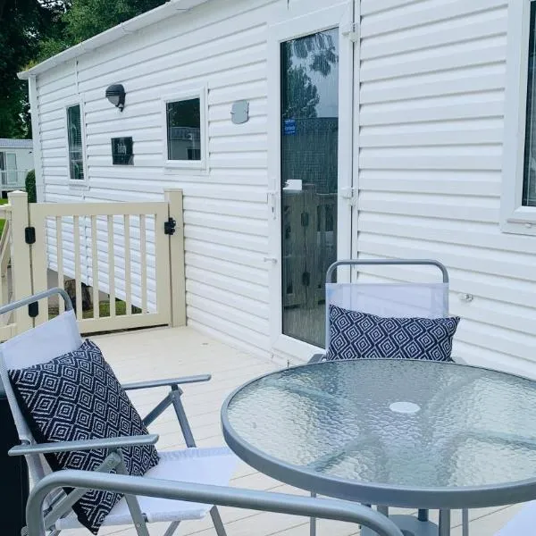 WL56 - Amazing Cosy Three Bedroom Mobile Home with DECKING Haggerston CASTLE Holiday Park - ENTERTAINMENT PASSES NOT INCLUDED!, hótel í Preston