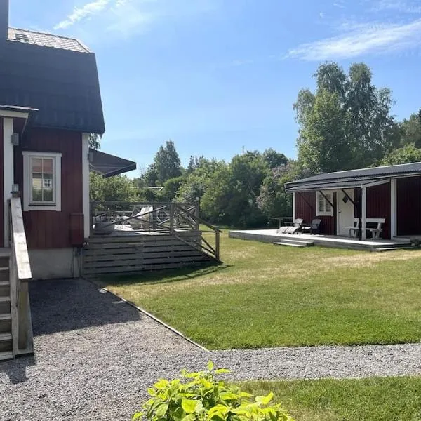 Mysig stuga i Stavnäs By- Sommarhamn, Värmdö, hotel en Värmdö