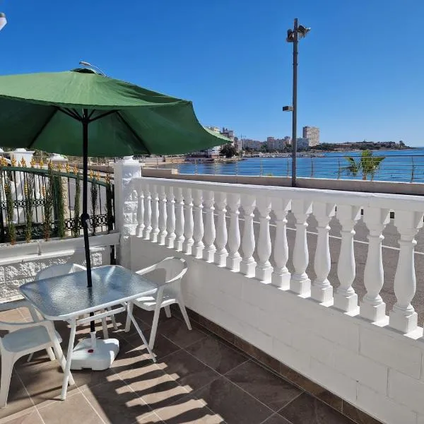 House totally refurbished in 2024, terrace in front of the sea, 1 min walk to the beach, aircon, wifi, hotell i Alicante