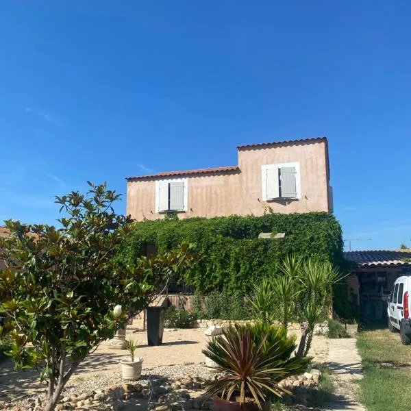 Belle maison piscine, hotel en Arles