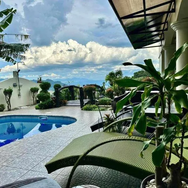 Avana Hills Tagaytay Villa, готель у місті Silang