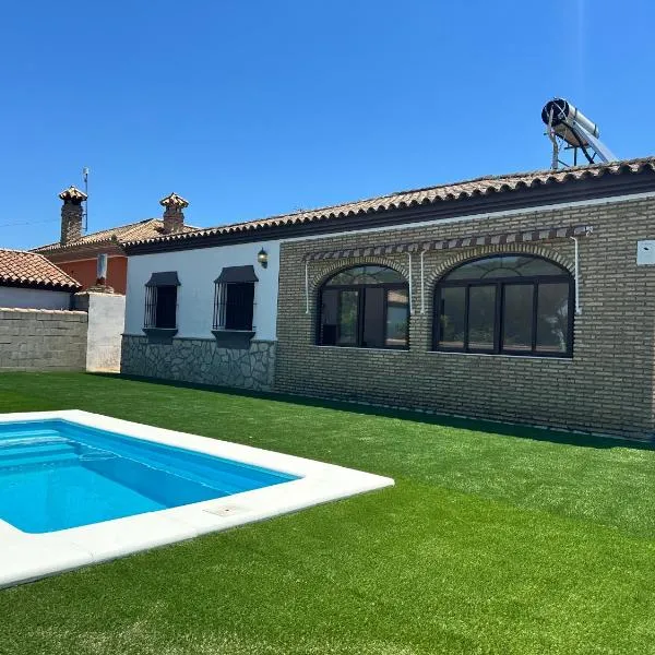 Villa en Playa La Barrosa - Piscina, Jardín y Todas las Comodidades, ξενοδοχείο σε Chiclana de la Frontera