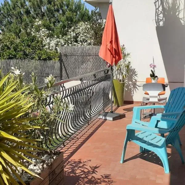 Bel appartement avec grande terrasse ensoleillée et jardin, hotel en Perpiñán