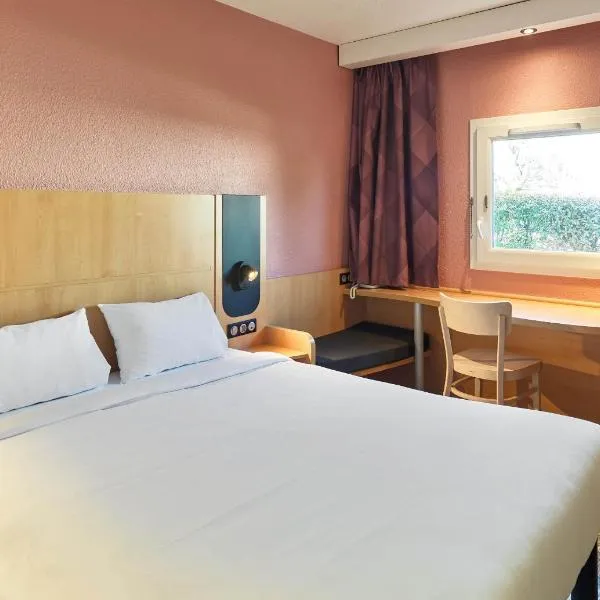 B&B HOTEL Orly Rungis Aéroport 3 étoiles، فندق في رونجي