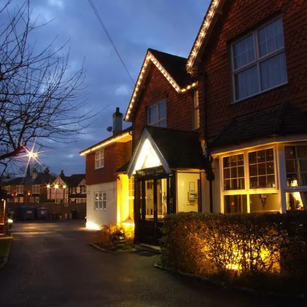 Corner House Hotel Gatwick with bookable Holiday parking, hotel v destinaci Horley