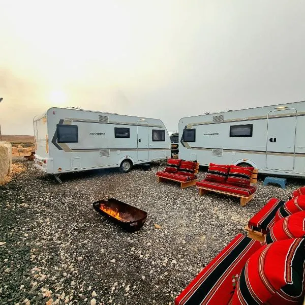 Glamping Caravans At The Farm - גלמפינג קרוואנים בחווה, hotel v mestu Mitzpe Ramon