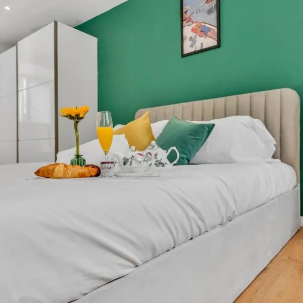 Emerald Elegance - Modern 3-Bedroom Oasis in Birmingham City Centre with Foosball & Free Parking – hotel w Birmingham